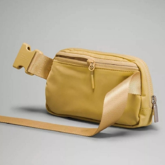 Lululemon Everywhere Belt Bag - Picture 3 of 10